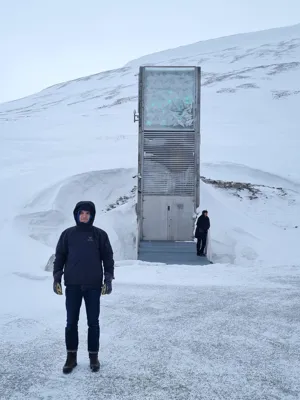Man iklädd vinterjacka i arktisk miljö.