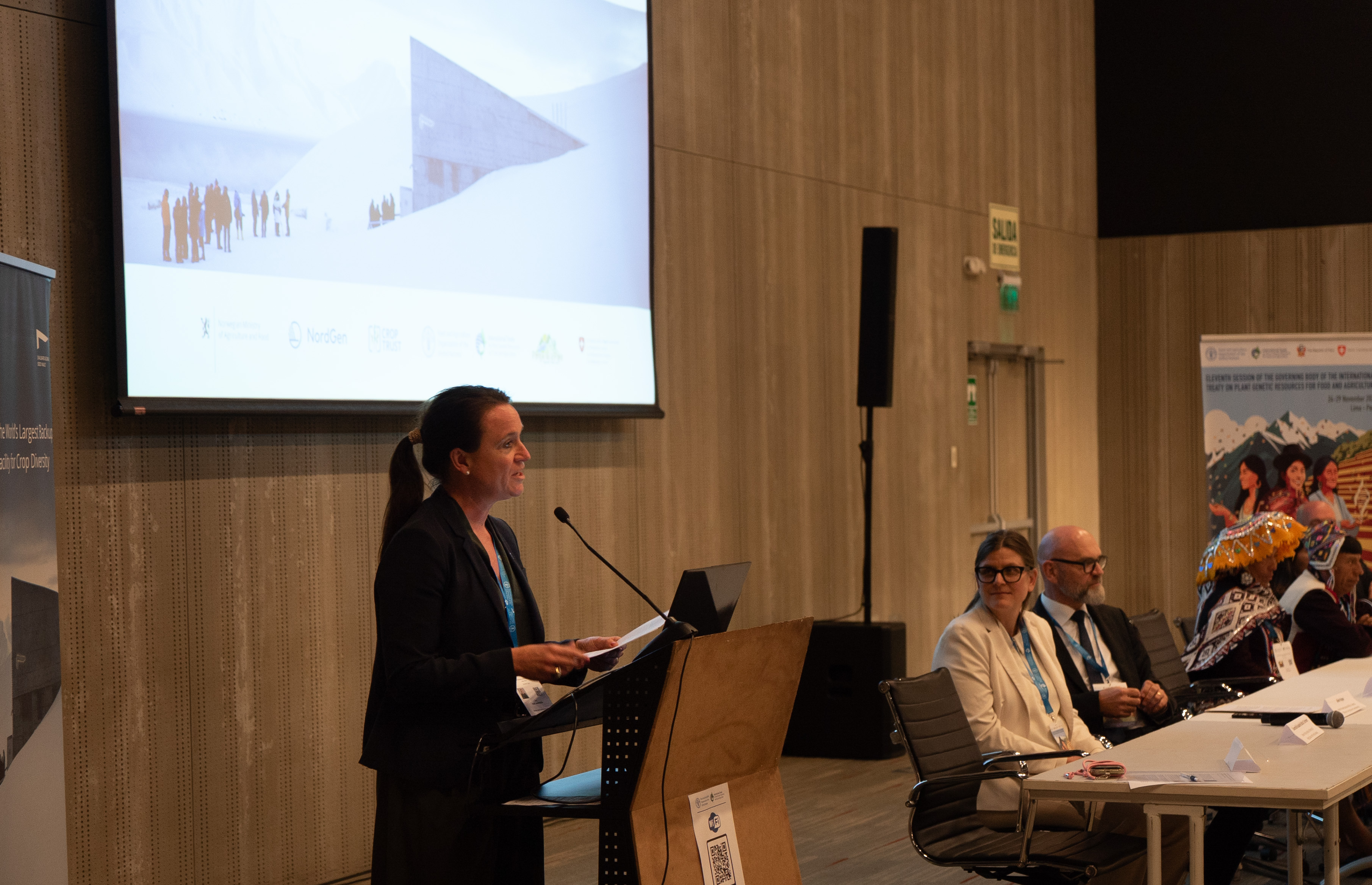 Kvinna talar vid ett podium. 