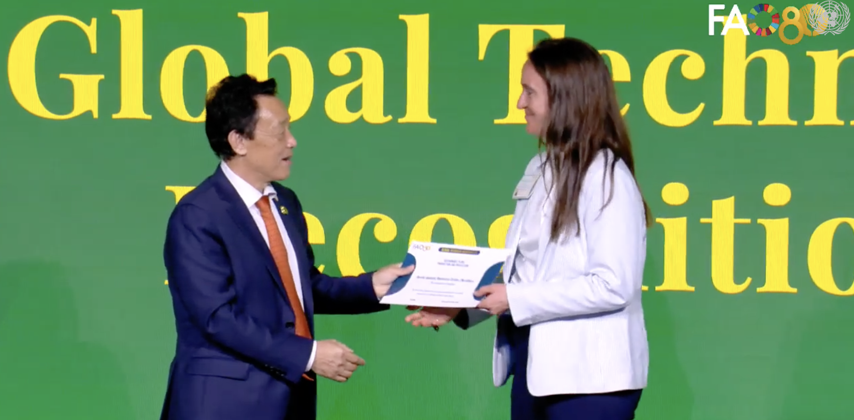 Man ger kvinna ett papper.