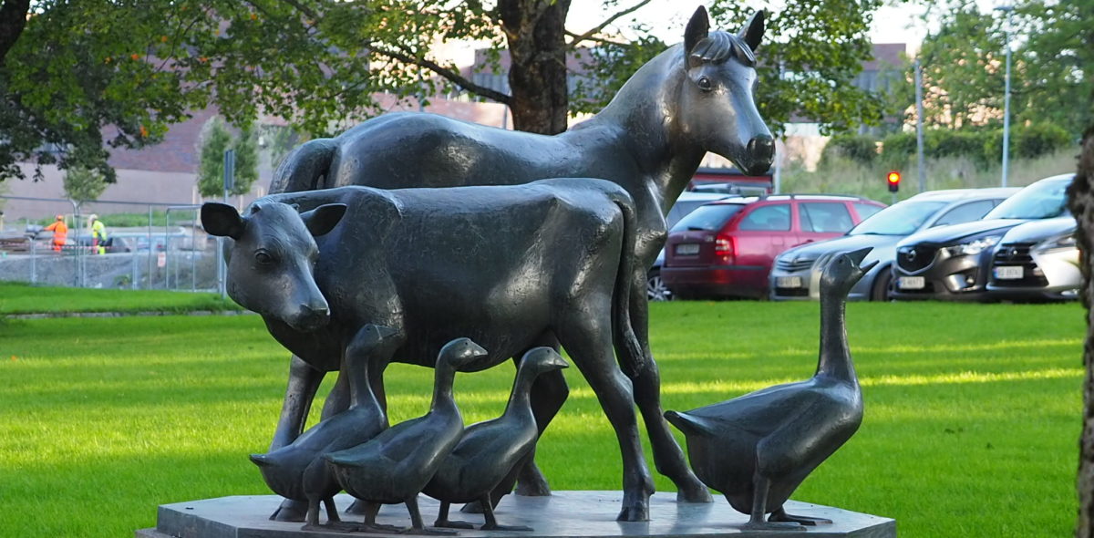 Bronze statue of a horse, cow, three ducks and a goose.