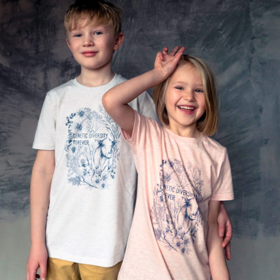 Två barn iklädda t-shirts med texten genetic diversity forever