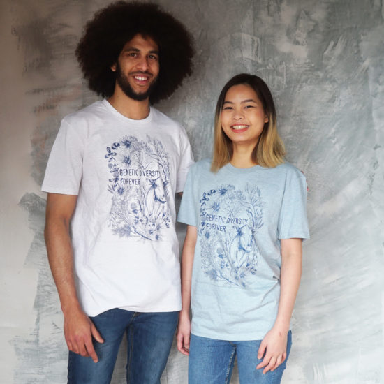 Bild på ung kvinna och ung mani t-shirt med tryck där det står Genetic Diversity Forever