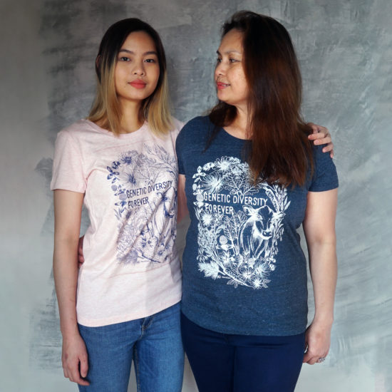 Bild på ung kvinna och hennes mor i t-shirt med tryck där det står Genetic Diversity Forever