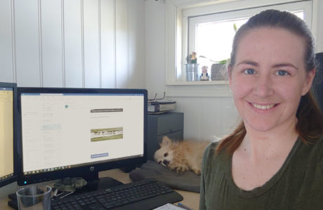 Selfie tutkija Maria Kjetsåstå istumassa työpöytänsä äärellä