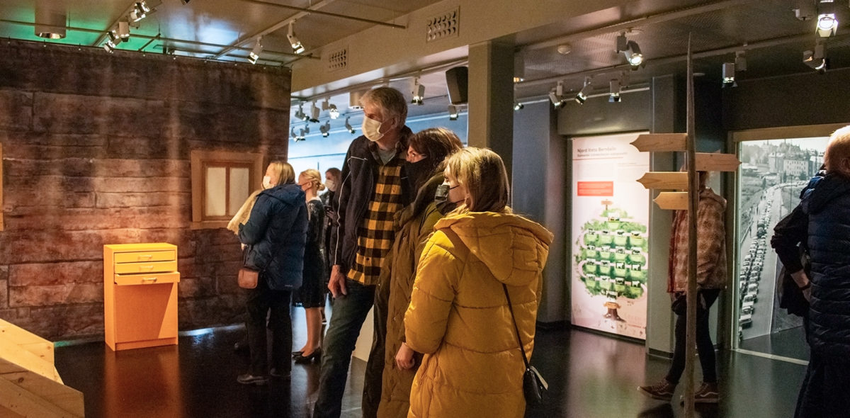 besökaren betraktar utställningen om nordiska fjällboskap