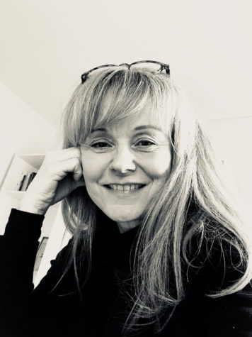 Porträtt på professor Charlotte Kroløkke i svartvitt