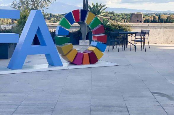 Sculpture of the letters FAO with the O as the ring of the SDG-goals. Roman background.