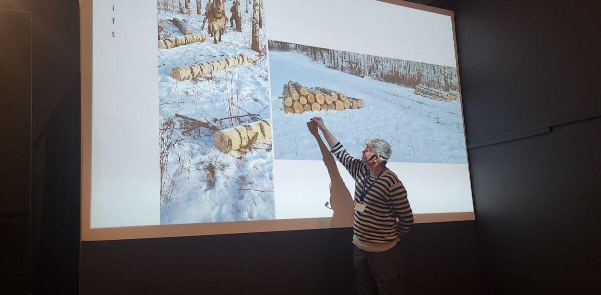 Bild på Helge Hvoslef som berättade om vårtbjörkens användningsområden
