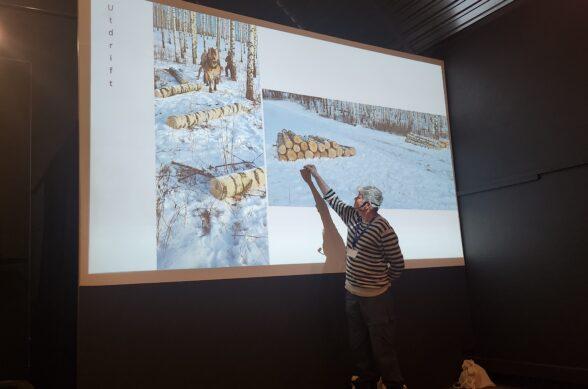 Bild på Helge Hvoslef som berättade om vårtbjörkens användningsområden